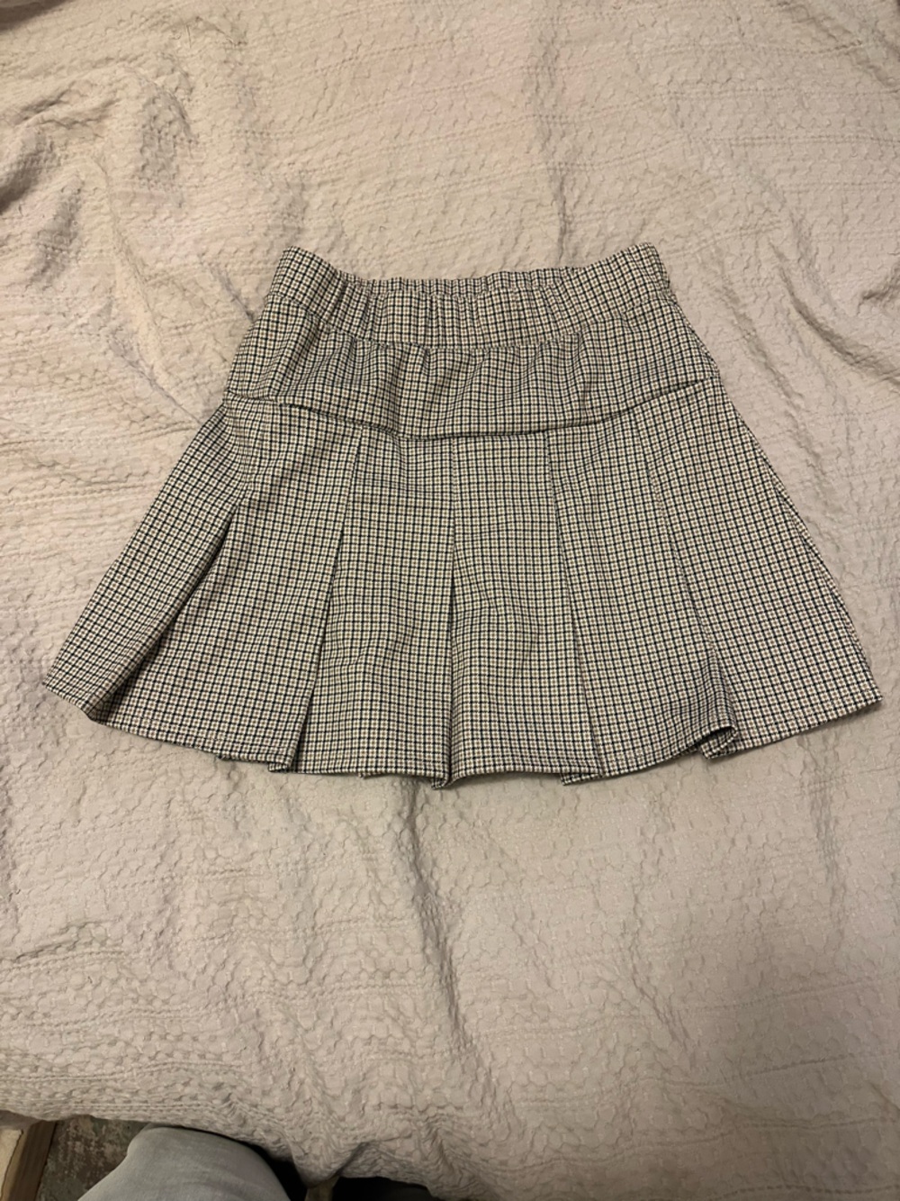 Olive & Oak Black and White Mini Pleated Skirt